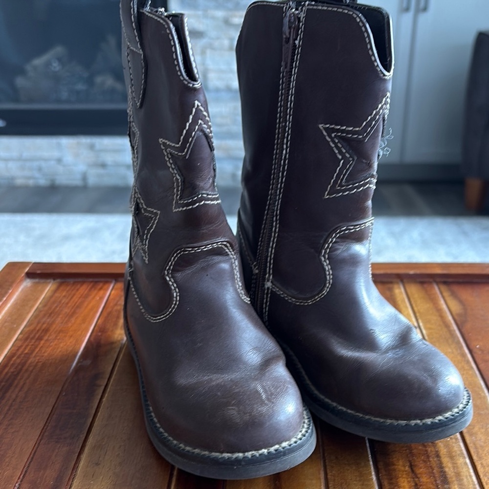 Express Kids Brown Star Boots. Unisex​